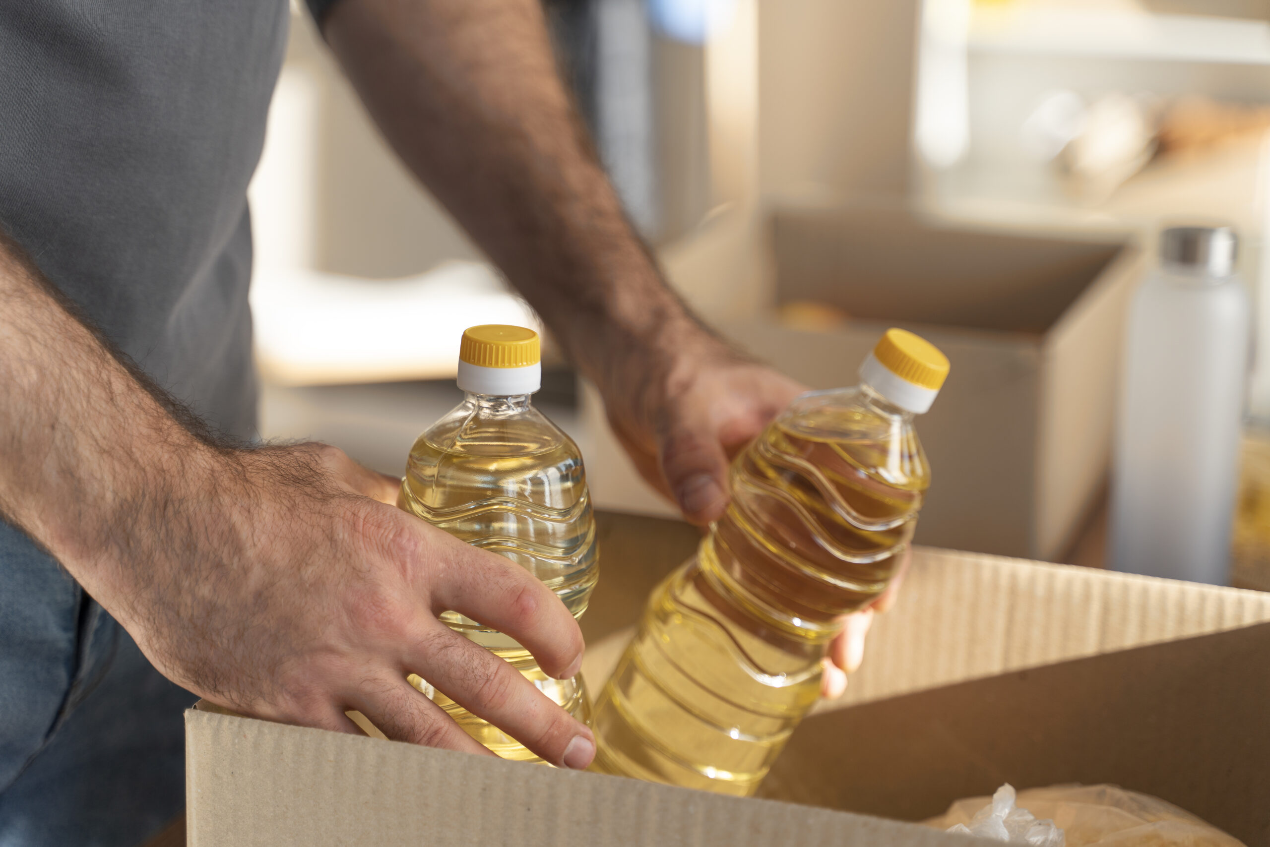 close-up-hands-holding-oil-bottles close-up-hands-holding-oil-bottles